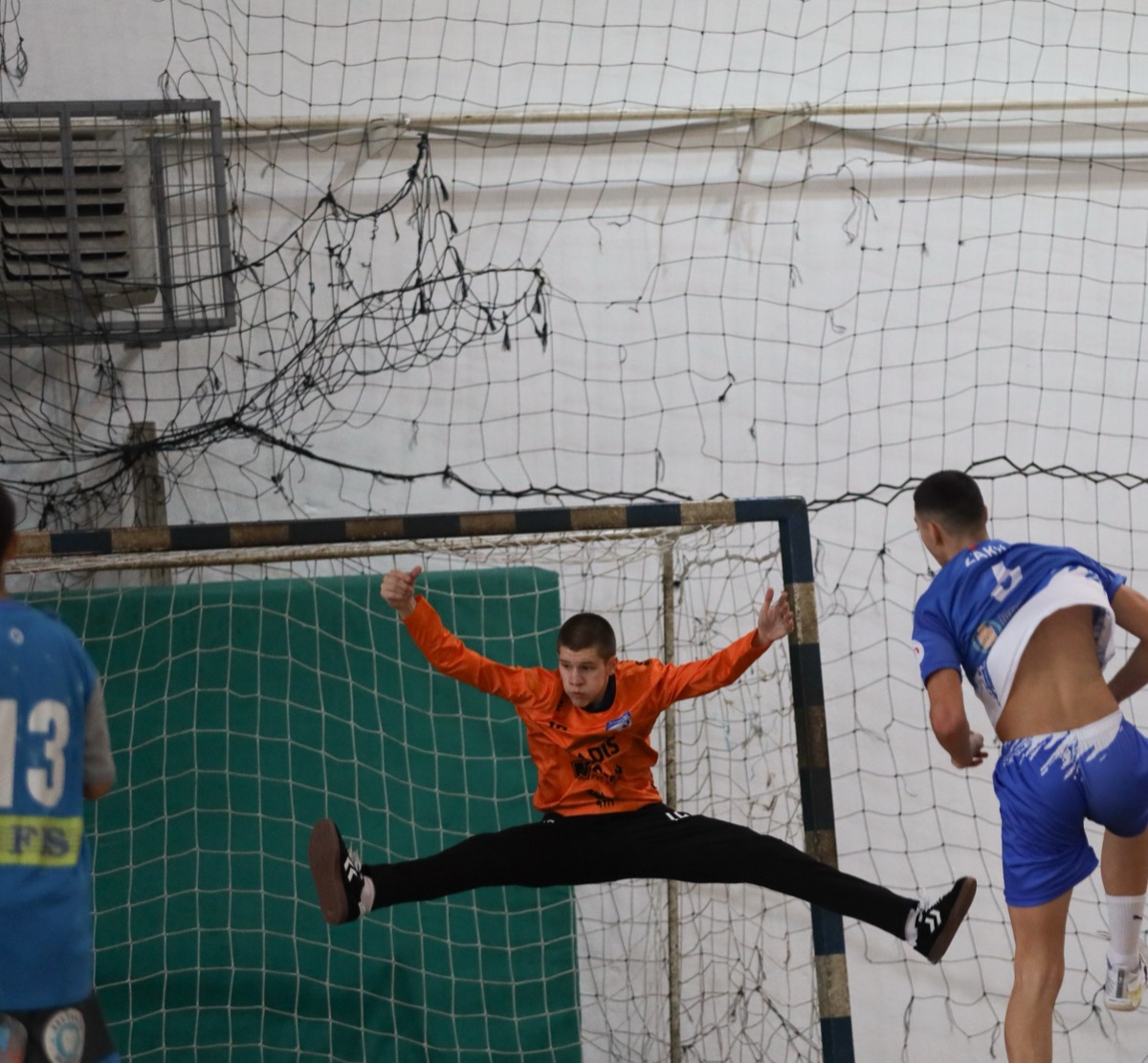 Gardien de handball plongeant pour arrêter un tir